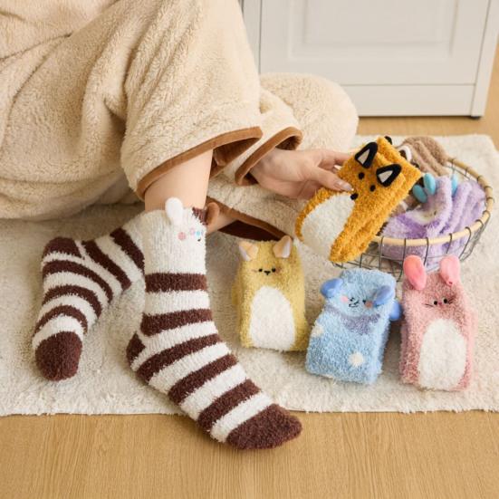 1 pár spacích ponožek kreslený zvířecí design zesílený korálový samet teplé zimní ponožky střední délky protiskluzové vnitřní zimní ponožky