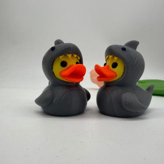 Huaqianguhh 3D-gedruckte Hai-Enten-Figur, Niedliche Gelbe Und Coole Kopfbedeckungs-Ornamente, Mini-Schreibtisch-Spielbare Dekoration für Zuhause und Büro
