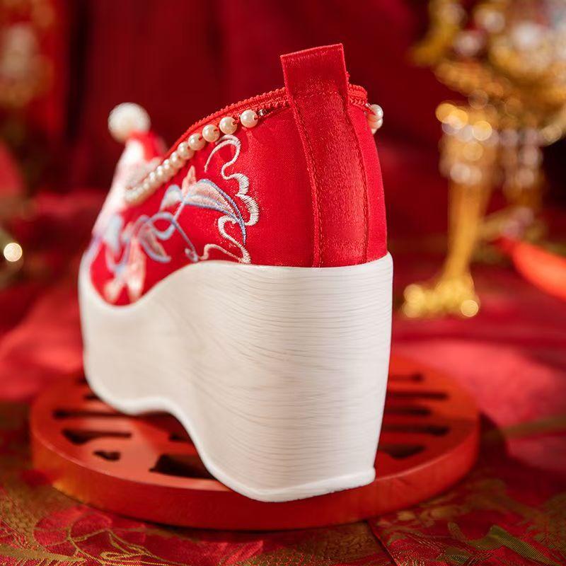 Damen Keilabsatzschuhe Bestickt Roter Hochzeitschuh Dicke Sohle Rutschfest Flach zum Hineinschlüpfen Perlenband Ethnischer Stil Hoher Absatz Hanfu Schuhe