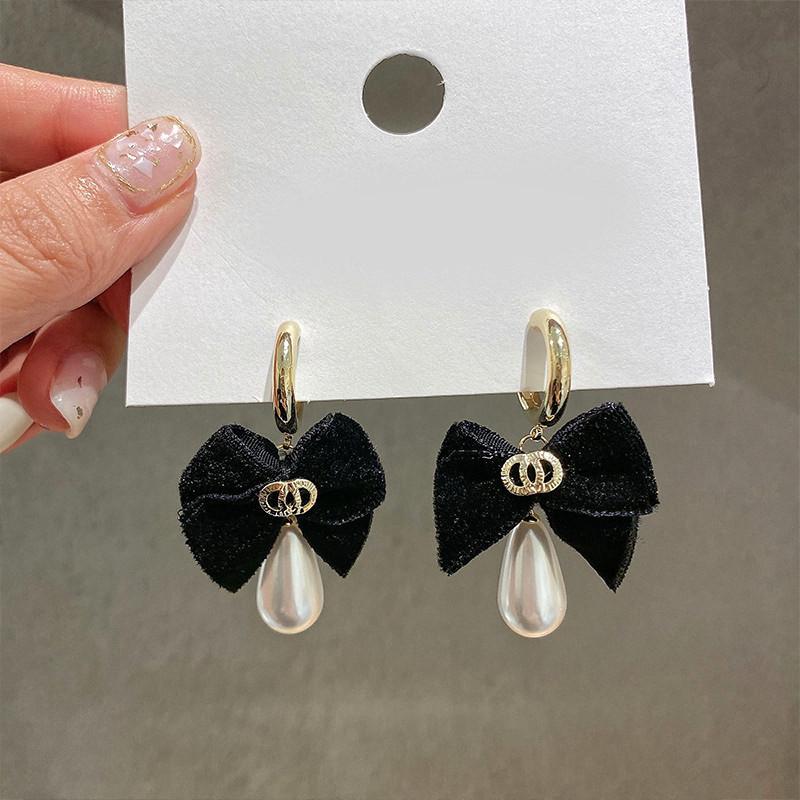 Fashion and elegance, atmospheric bow pearl earrings, women's design sense, versatile, exquisite stud earrings, sweet temperament, ear jewelry