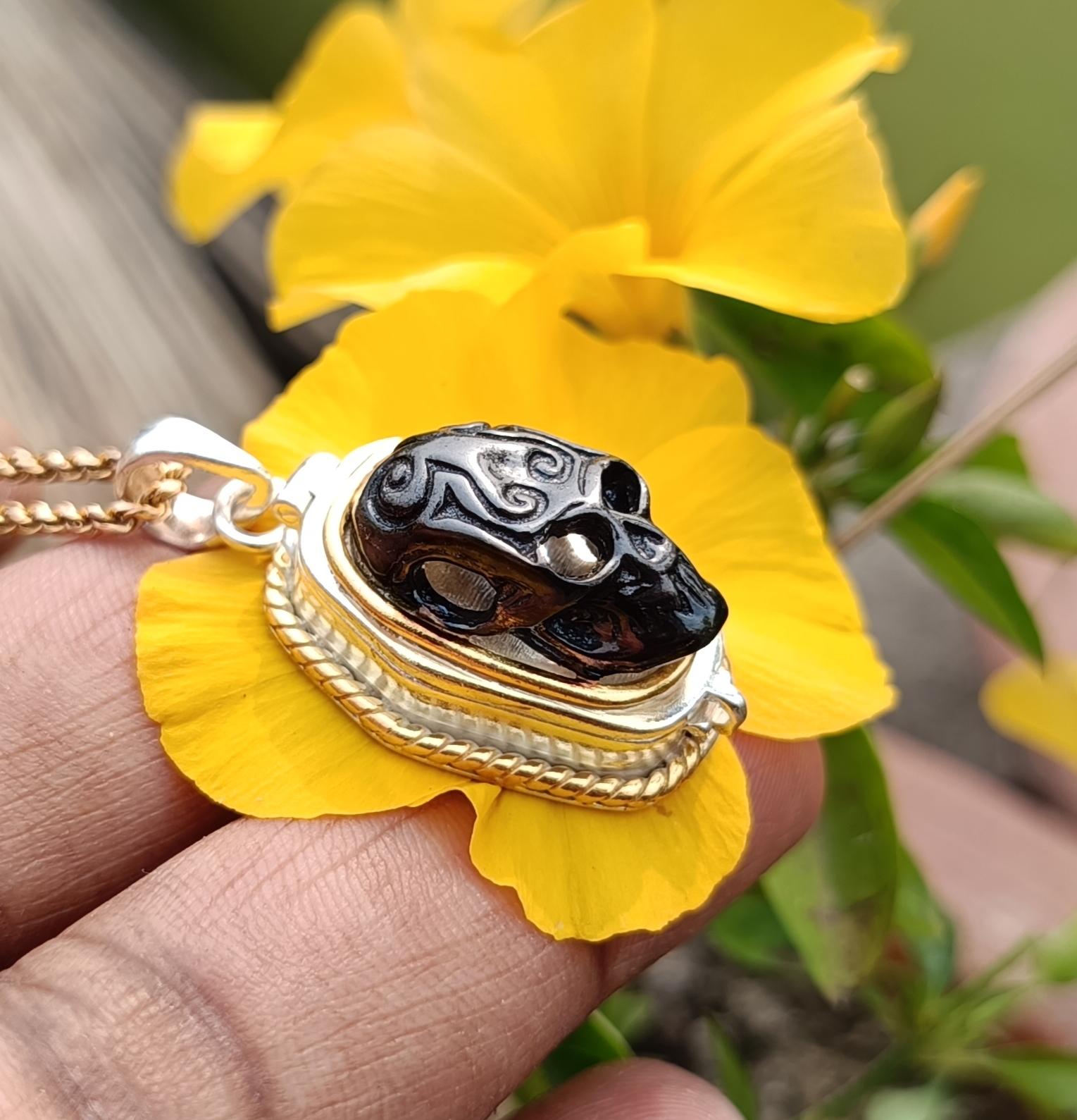 

Three Tone Devil Head Coffin Poison Pendent Demon Skull 3D Pendant For Devil Unique Gothic Necklace For Men in Engraved Punk Demon Charm, 20MM чорний