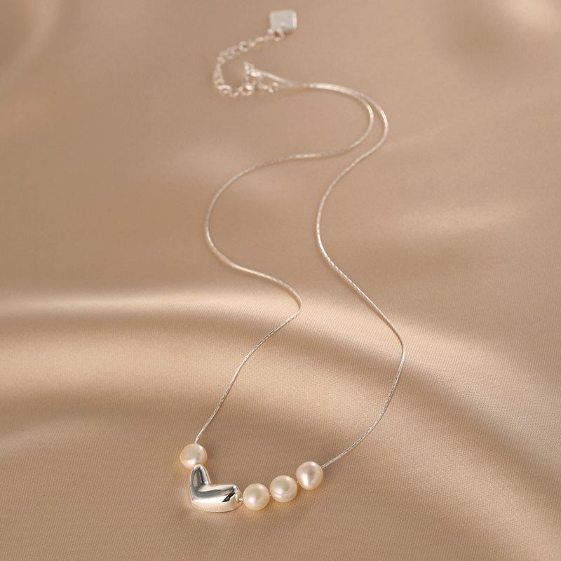 Sweet Pearl Heart Clavicle Necklace for Women – Versatile, Fashionable, and Trendy Layering Accessory