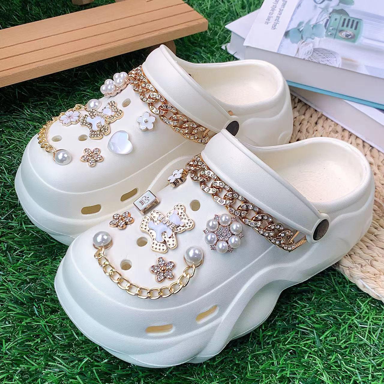 

Золотистые и белые клоги на облаковидном каблуке: Летние уличные сандалии на толстой подошве 6 см 35-36