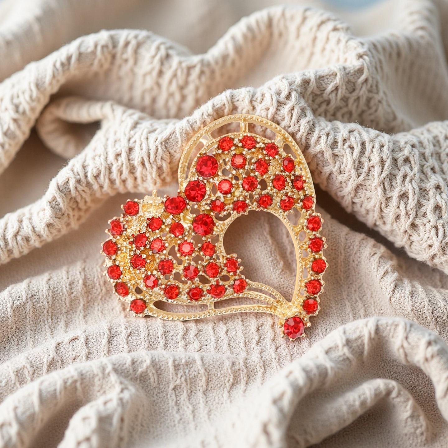 

Брошь-сердце со стразами в корейском стиле: Элегантный женский аксессуар для кардигана золотой