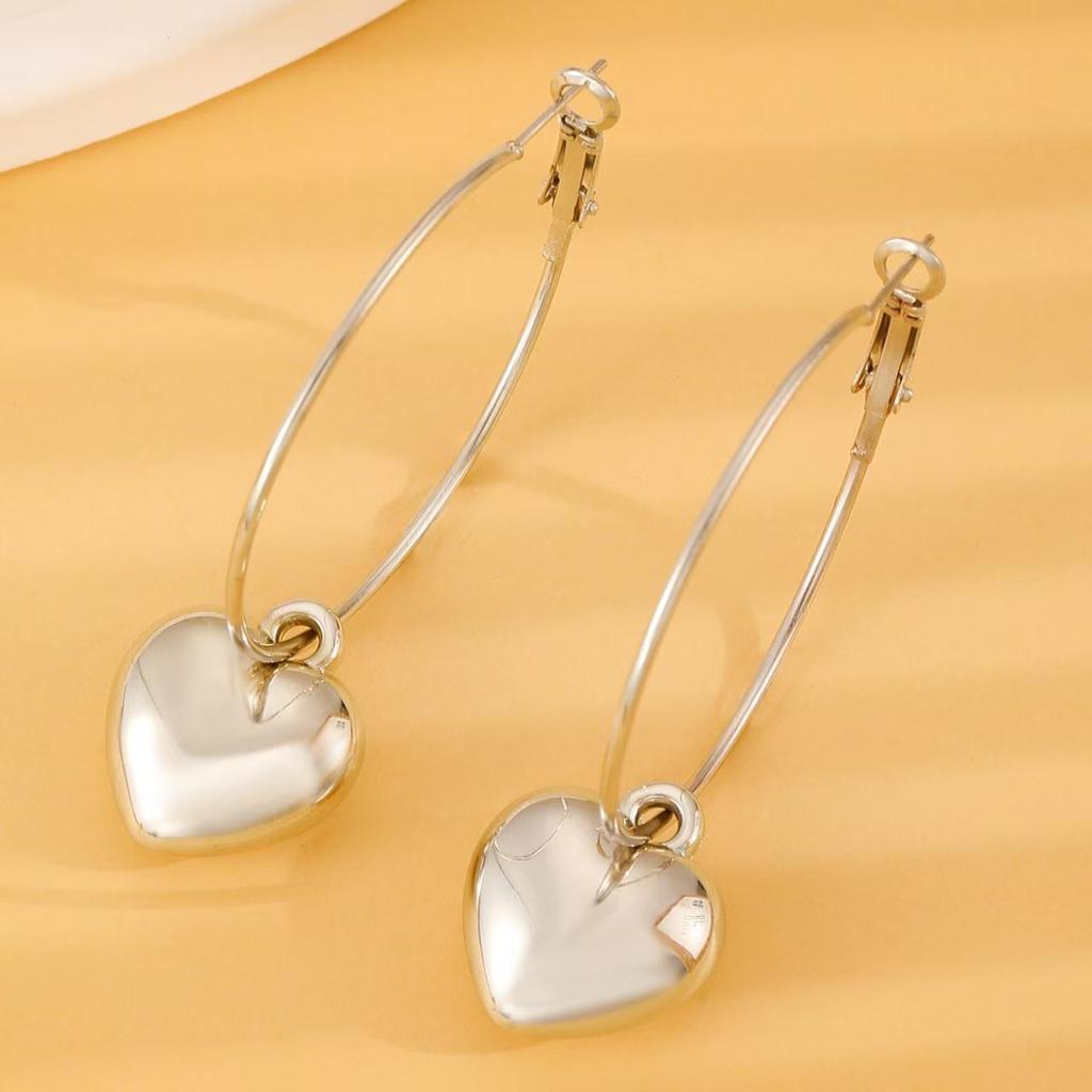 Trendy Three-Dimensional Exaggerated Heart Earrings for Women 