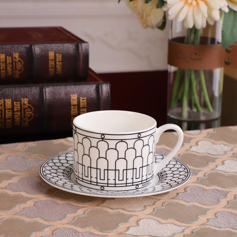 Luxury Bone China Coffee Cup Set European Retro Tea Cups with Sauce Dishes Elegant Home Office Gift for British Afternoon Tea