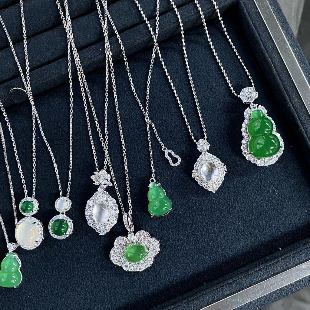 Meilleur Vendeur: Collier pour femme en argent sterling S925 avec pendentif Ruyi en agate calcédoine vert impérial