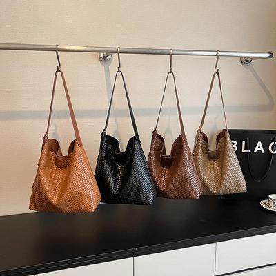 2025 Autumn/Winter Retro Woven Texture Large Capacity Tote: Versatile Casual Shoulder Bucket Bag