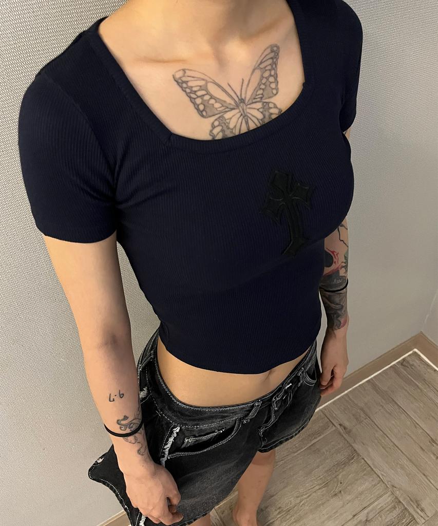 Bonseullipi Cross Square Neck T-Shirt (Navy)
