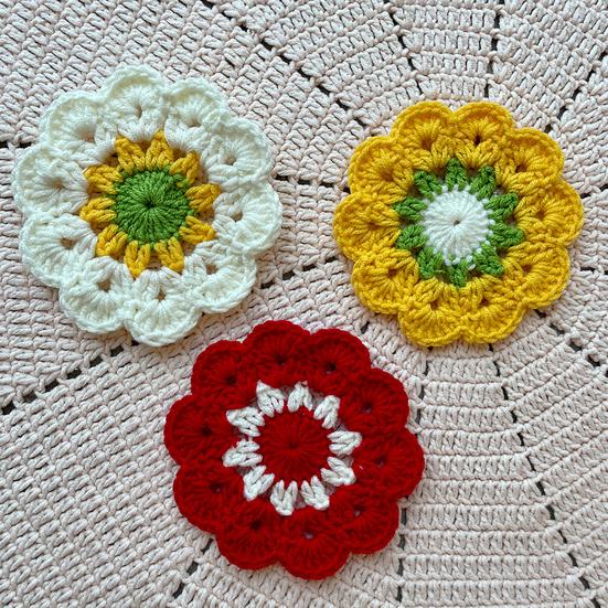 Handmade Crochet Flower Coaster Heat-Resistant Cup Mat for Mugs Glasses Soft Non-Slip Absorbent Table Protector Mat Cute Kitchen Desk