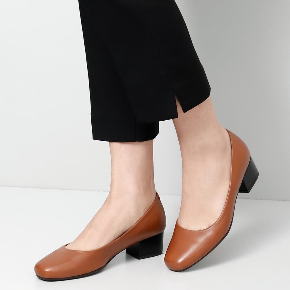 

Короткие женские туфли из натуральной кожи светло-коричневого цвета с круглым носком на толстом каблуке