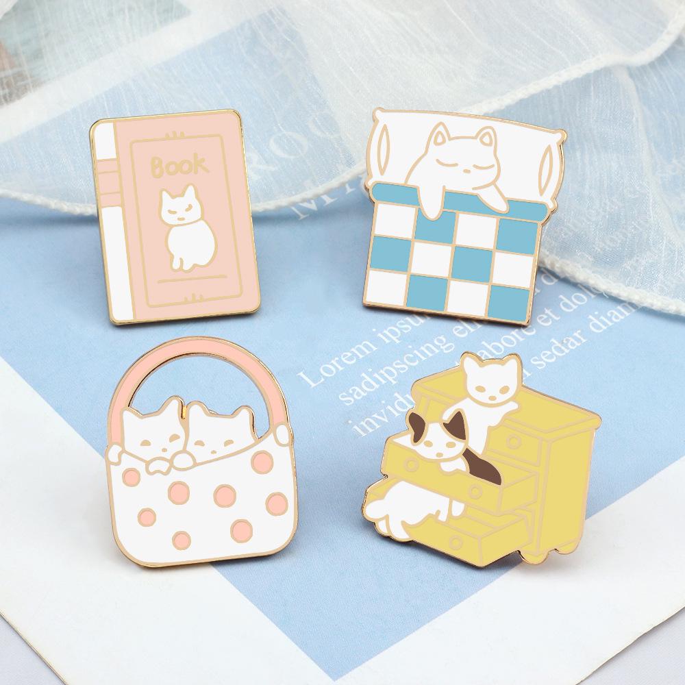 Creative Cartoon Cat Brooch: Hide-and-Seek Sleeping Cat Fashion Accessory for Clothing and Bags