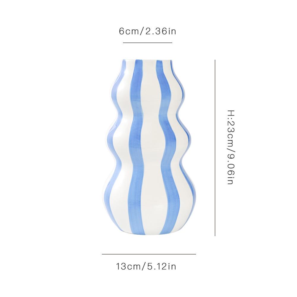 

Скандинавская минималистичная керамическая ваза в полоску - расписанное вручную украшение для креативных цветочных композиций в высококлассном домашнем декоре. светло-синий