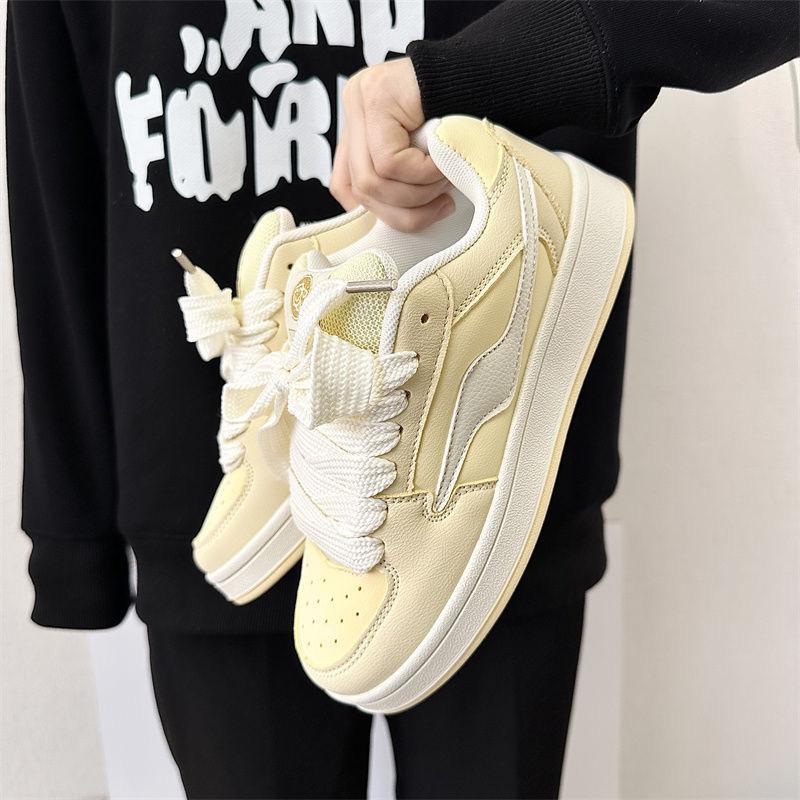 Korean version of student leisure niche design sense board shoes tide 2025 new Harajuku port style flat bottom street shooting sports shoes women