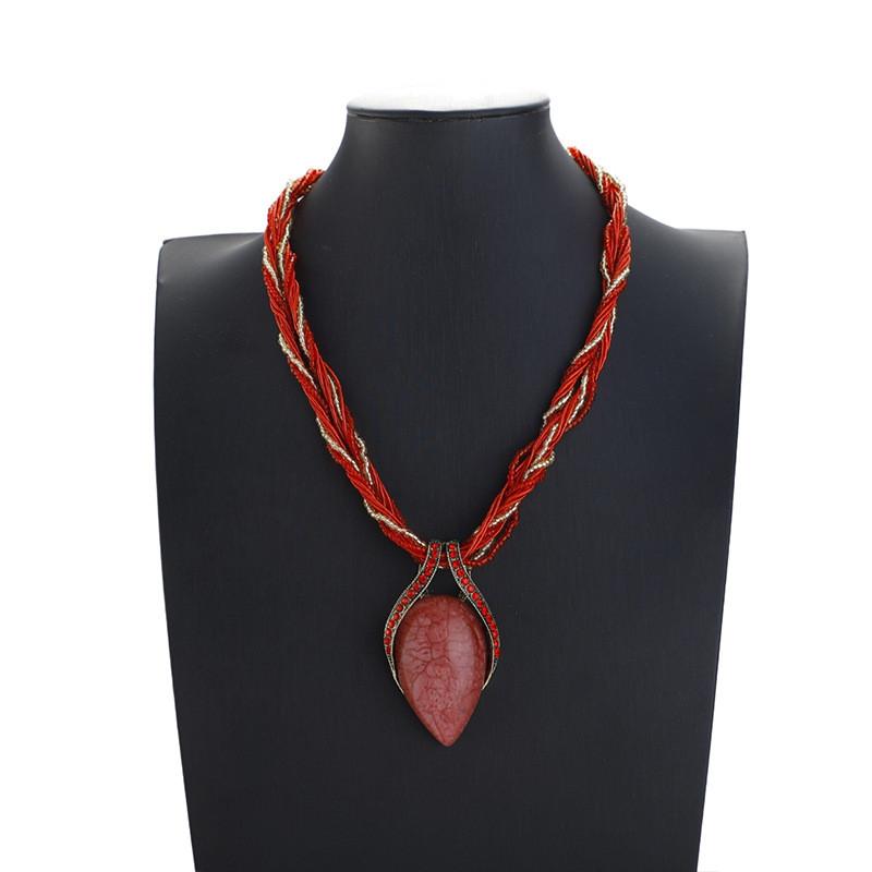 Collana Etnica Boho da Donna con Ciondolo Geometrico a Goccia e Pendente in Resina