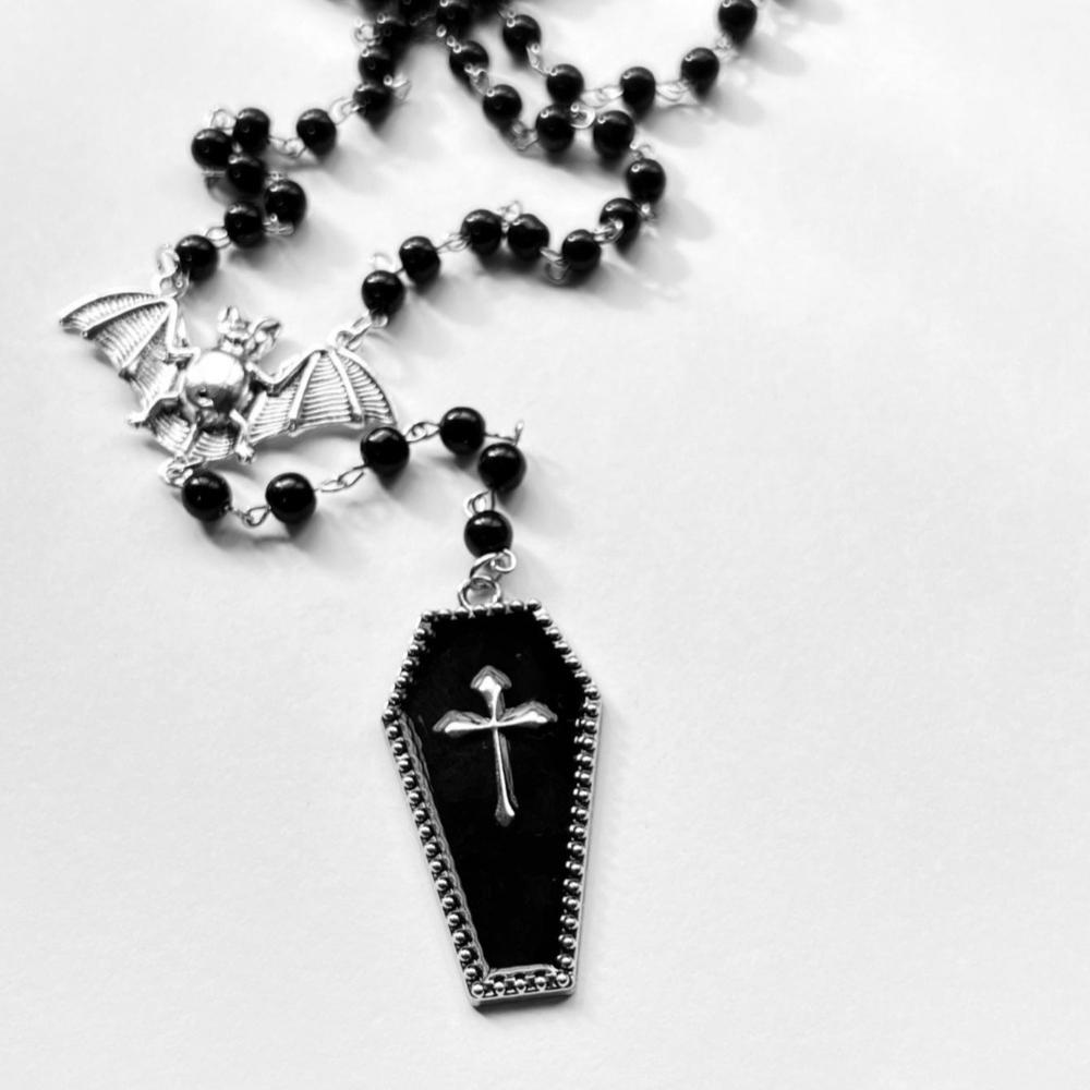 Gotischer Silberfarbener Vampirfledermaus Roter Tropfen Glasur Sarg Anhänger Y-förmige Schwarze Perlenkette Halskette für Männer Frauen Halloween Schmuck