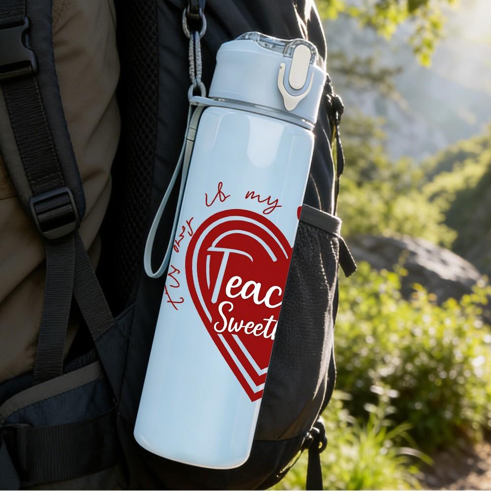 1PC Teaching Heart Vintage Letter 750ml Color Plastic Sports Water Bottle Leakproof Flip Straw Lid Suitable for Sports Office Home Use