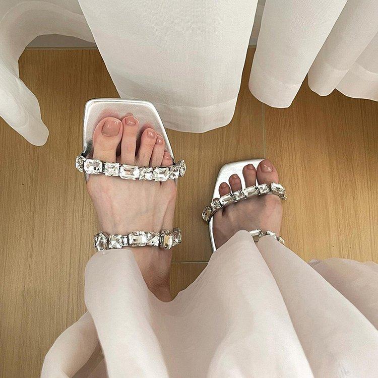 

Летние новые сандалии с квадратным носком и стразами на низком каблуке, квадратный носок, плоская подошва, крутые шлепанцы для женщин 40 серебряный