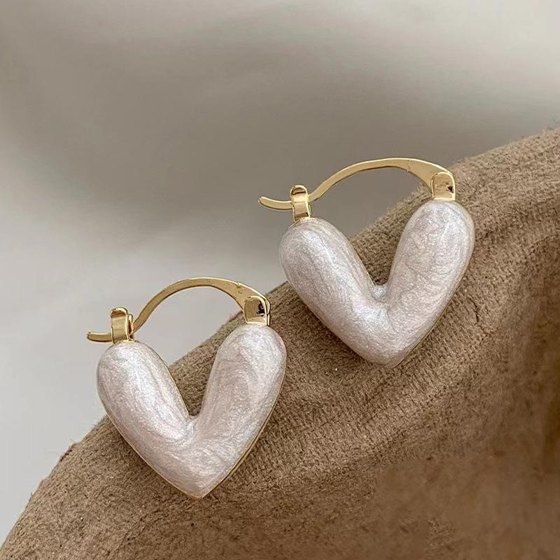 

Маленькие, но изысканные серьги с белой глазурью, идеально подходящие к деловому наряду белый