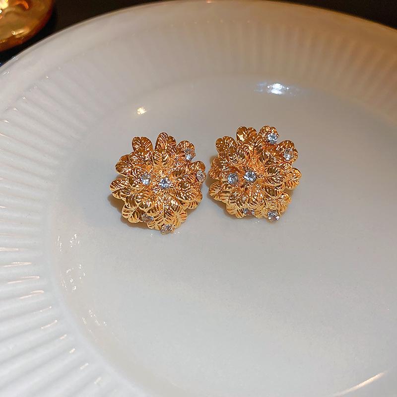 Vintage Pearl Flower Earrings for Women Luxury Temperament Ear Studs Female Gold Color Stud Earring 2024 Fashion Zircon Wedding