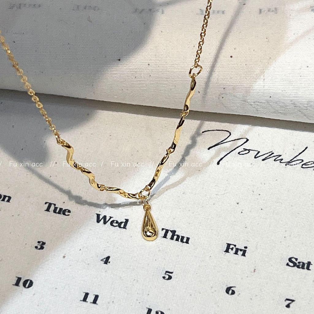 Retro Wavy Water Drop Necklace: Euro-American Style, Neutral, Gold & Silver Sweater Chain.