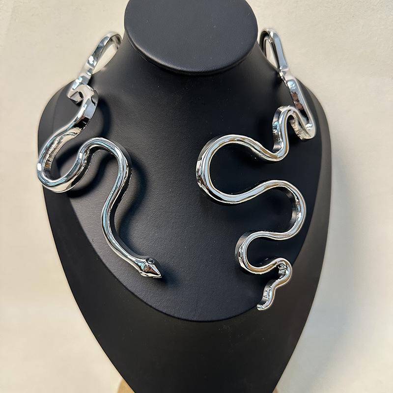 Tooxika Fashion Personality Irregular Twisted Snake Open Collar Unique Temperament Spring Necklace For Women
