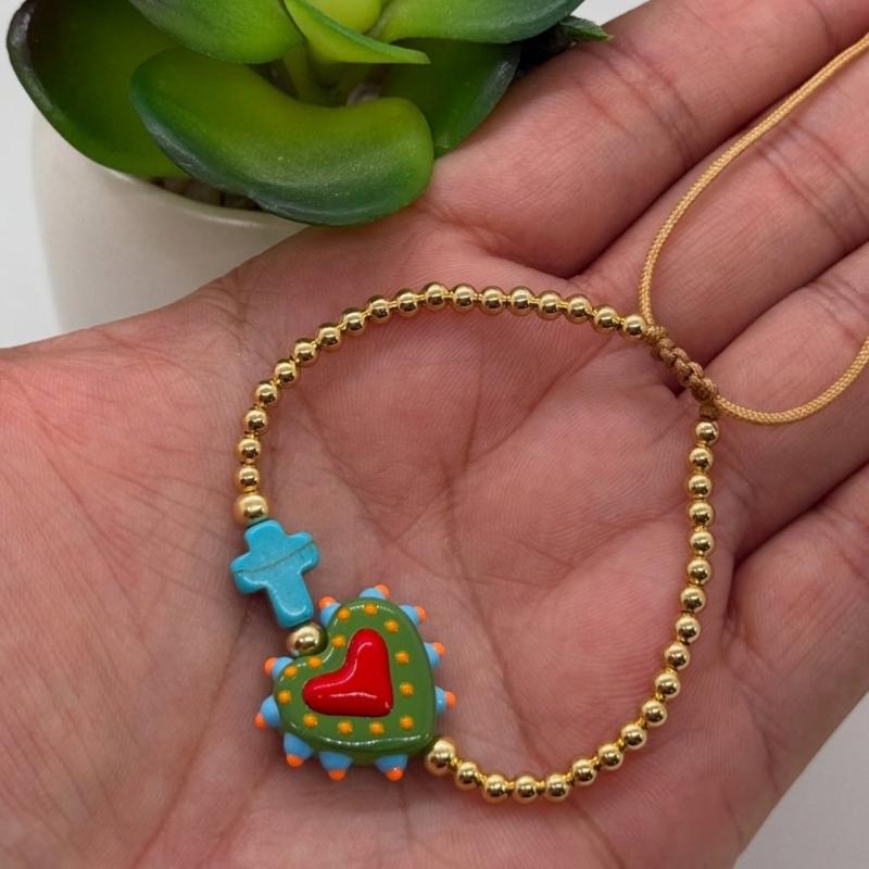Stilvolles buntes Kruzifix und Herz-Anhänger-Armband Verstellbare Handgelenkkette Für den täglichen Gebrauch Perfektes Geschenk für Frauen