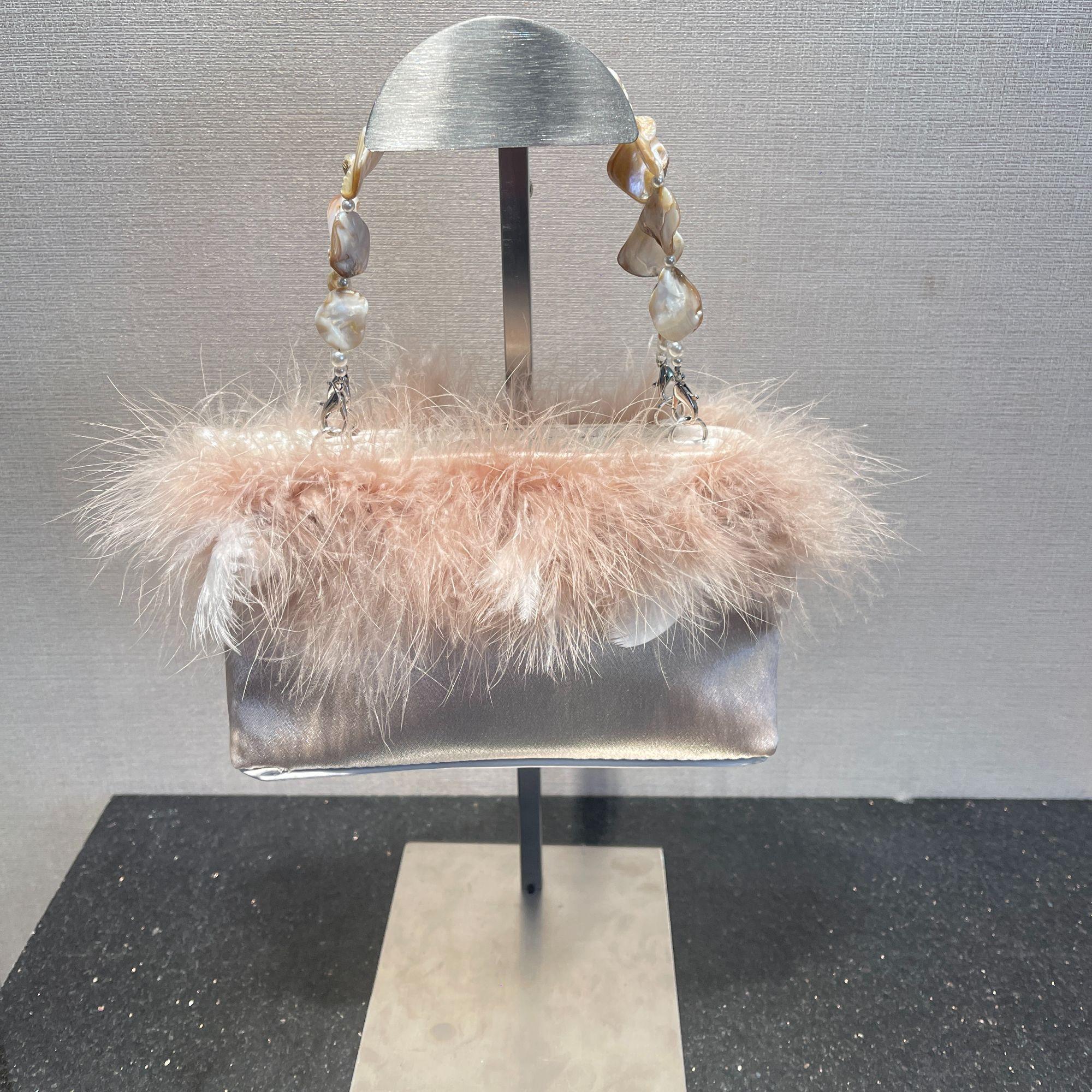 

JIAERDI Harajuku Furry Satin Shell Handbag Ladies Fashion Party Fluffy Purse Women Y2k Aesthetic Chic Designer Luxury Bag 2025 17.5x10x5cm серебряный