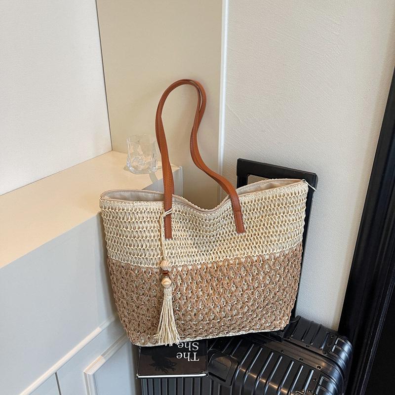 Summer new single shoulder hollow straw woven bag foreign fashion fringed woven bag vacation wind beach bag contrasting color straw bag