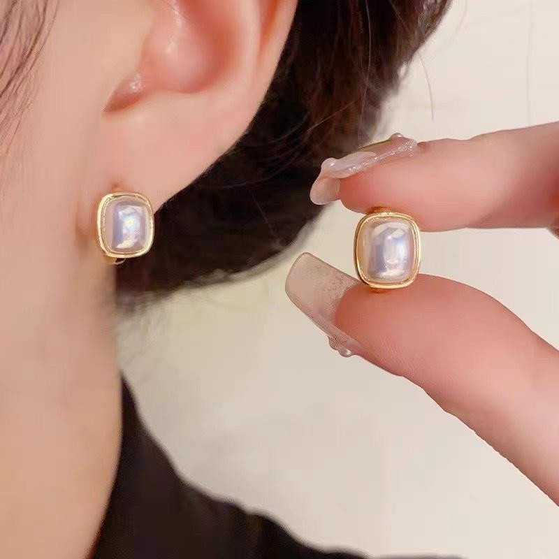Stylish and simple square high-end stud earrings, women's geometric versatile temperament earrings, elegant and atmospheric earrings.