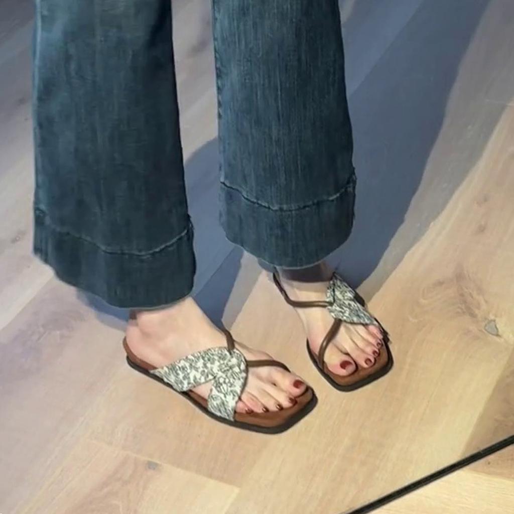 Thick-bottomed cross-strapped square-toed open-toed cool slippers for women's outerwear with skirt, wedge heel one-word slippers