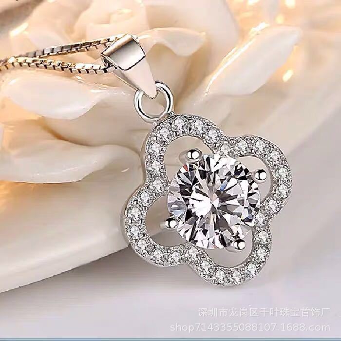 

Chiba Four-Leaf Clover Diamond Pendant Necklace for Women - Japanese & Korean Fashion Clavicle Chain, Short Style