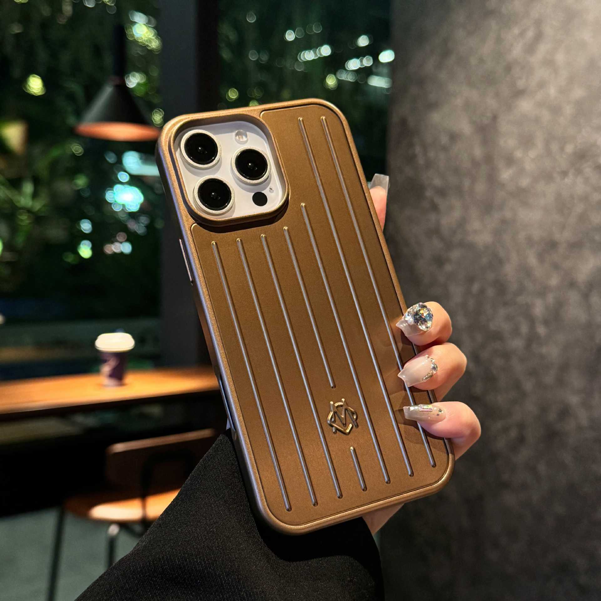 

Застосовується до чохла для мобільного телефону iPhone17 Rimowa алюмінієво-магнієвий сплав простий та просунутий захисний чохол для Apple 16promax iPhone14ProMax золотий
