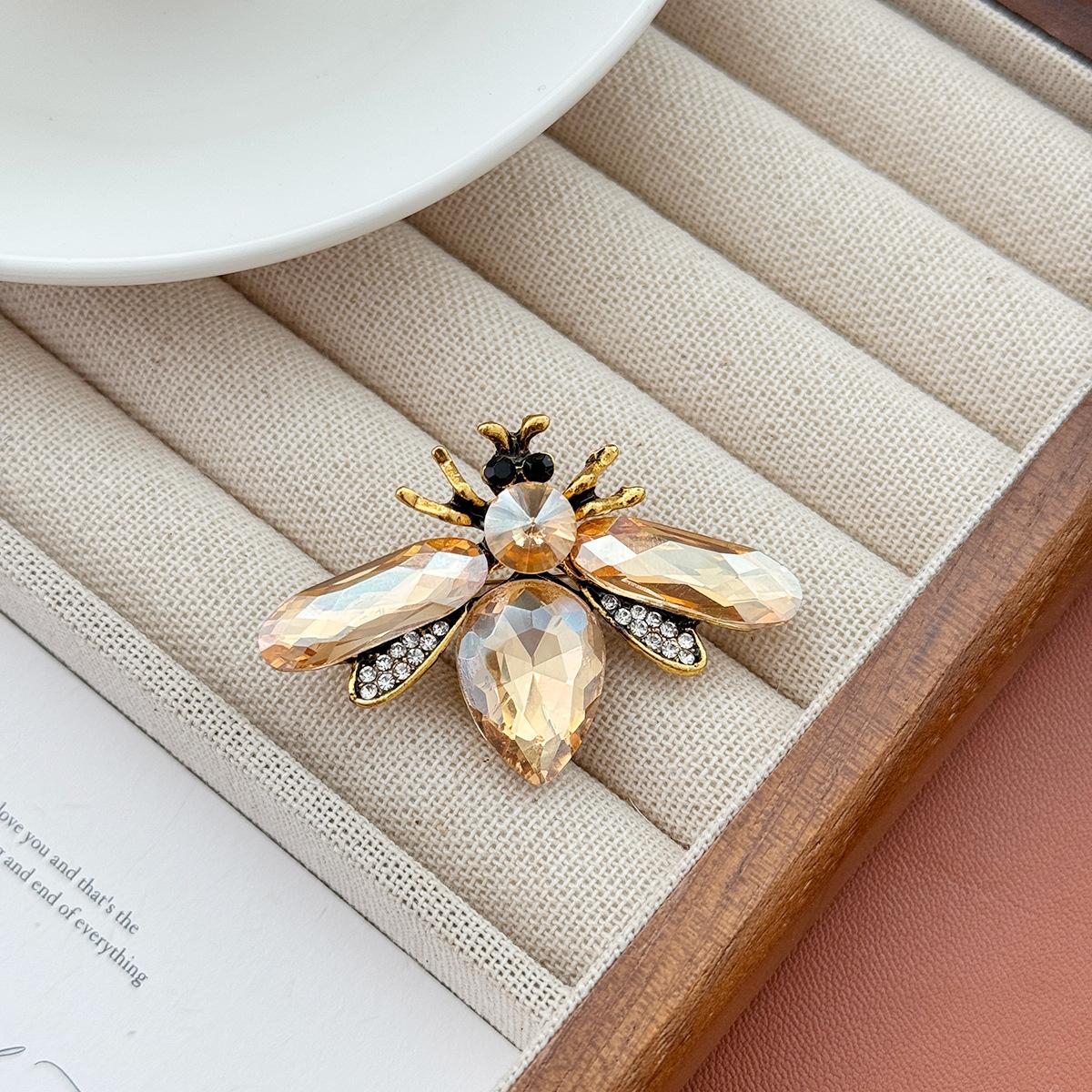 

Creative Cute Honey Bee Brooch Fashion Rhinestone Women Vintage Enamel Animal Brooch золотистий