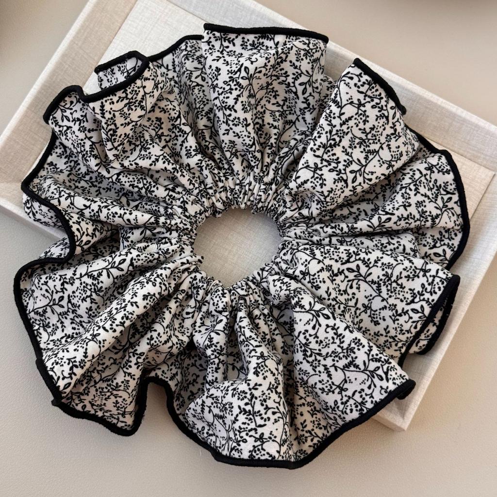 The Floral Large Intestine Hair Tie Is A Laid-back and Feminine Style with A Fabric Hair Tie for Tying Hair