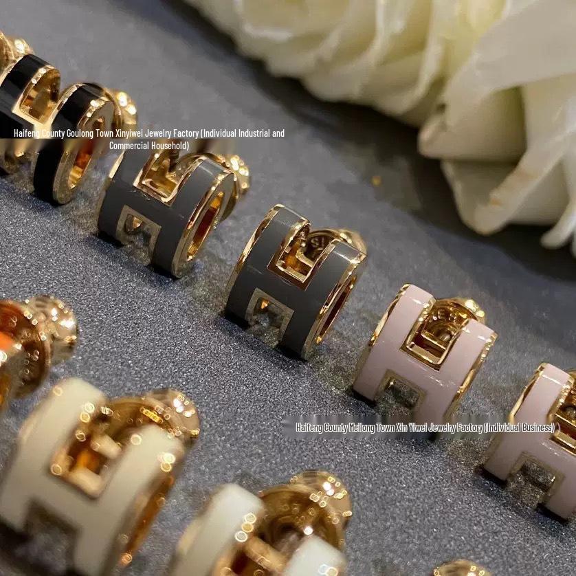 Goldene H-Buchstaben Emaille Ohrstecker, 18k dick vergoldet, Farbe Weißer Milchtee, Damenmodeschmuck.