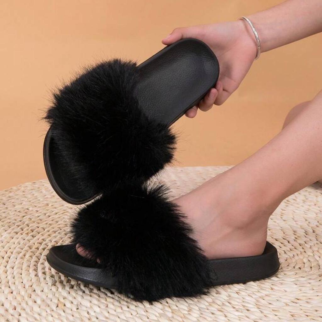 2026 Korean Summer Women's Fashion Slippers: Comfortable, Non-slip, Single Strap, Furry, Casual, Outdoor Wear.