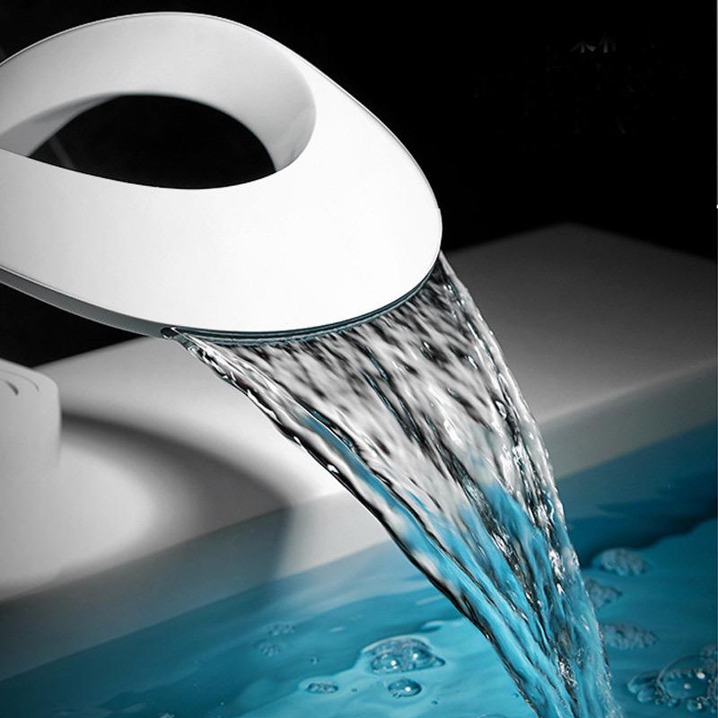 High-End European Style Brass Waterfall Basin Faucet in Golden Finish for Luxury Hotels and Villas
