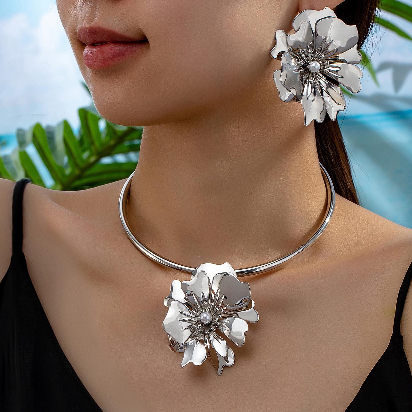 

Elegant Floral Pendant Necklace & Stud Earrings Set for Women
