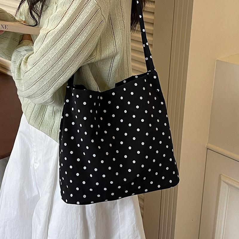Torba Totebag w Kropki - Modna i Stylowa Jednoramienna Torba typu Bucket z Unikalnym Wzorem, Odpowiednia dla Osób Preferujących Małe Torby.
