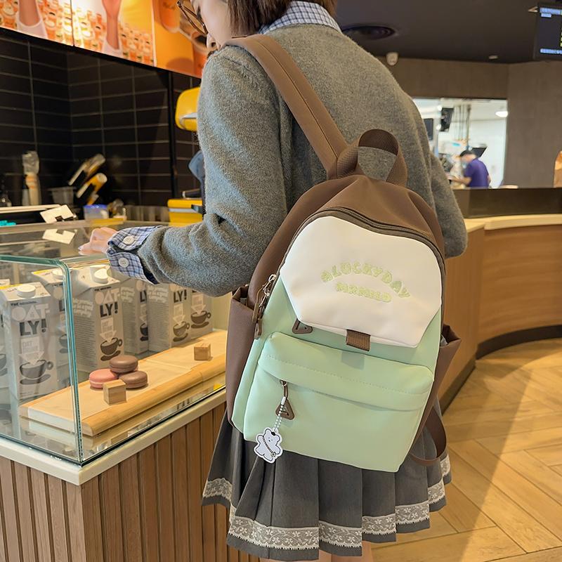 Женский рюкзак большой вместимости с цветными блоками для путешествий — фото 4