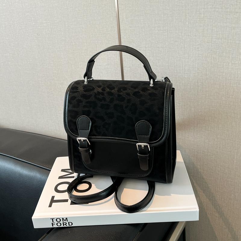 

Ретро рюкзак высокой ценности женский 2025 новый осенний модный повседневный мессенджер модная портативная маленькая квадратная сумка