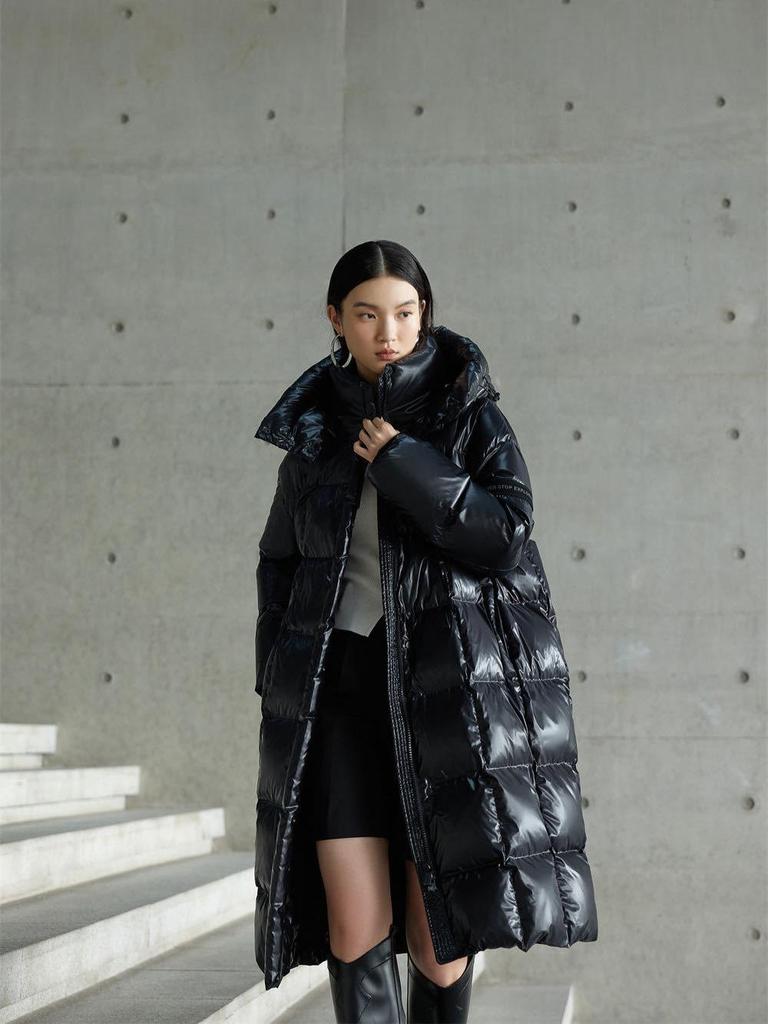 Luxusní péřová bunda střední délky s kapucí Black Diamond s 90% prachovým peřím z bílé kachny, stahovací šňůrkou, nad kolena, silný větruodolný design