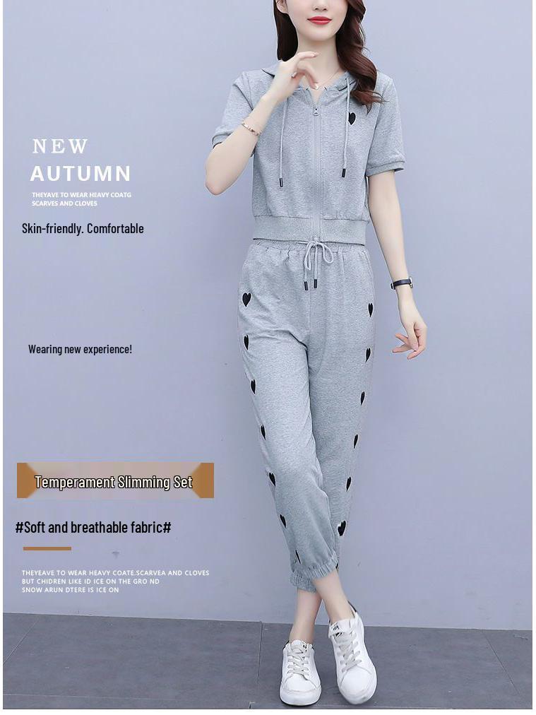 Trendiges kurzes sportlich-lässiges Sommer-Set mit Kapuze, schlankmachendes zweiteiliges Übergrößen-Set, altersreduzierende Kollektion 2025