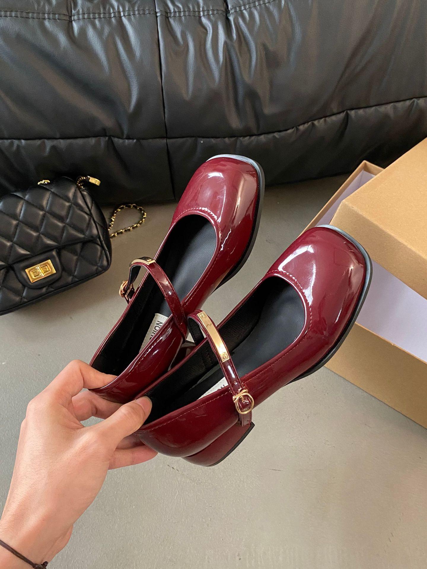 

Туфли Мэри Джейн женские новые водонепроницаемые на устойчивом каблуке с пряжкой в виде перекладины, с квадратным носком, с мелким вырезом, одинарные туфли осень-зима 2025 40