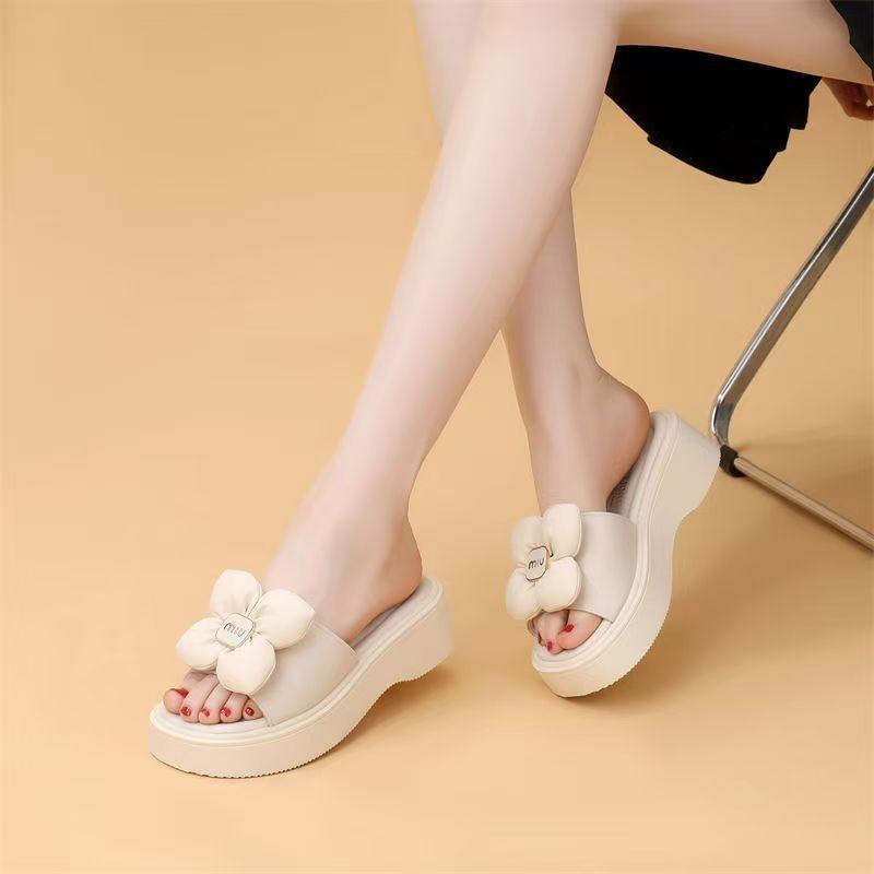 Korean version of the flower thick-soled outer wear on the feet, super comfortable with skirts, versatile sandals 2025 summer new cool slippers