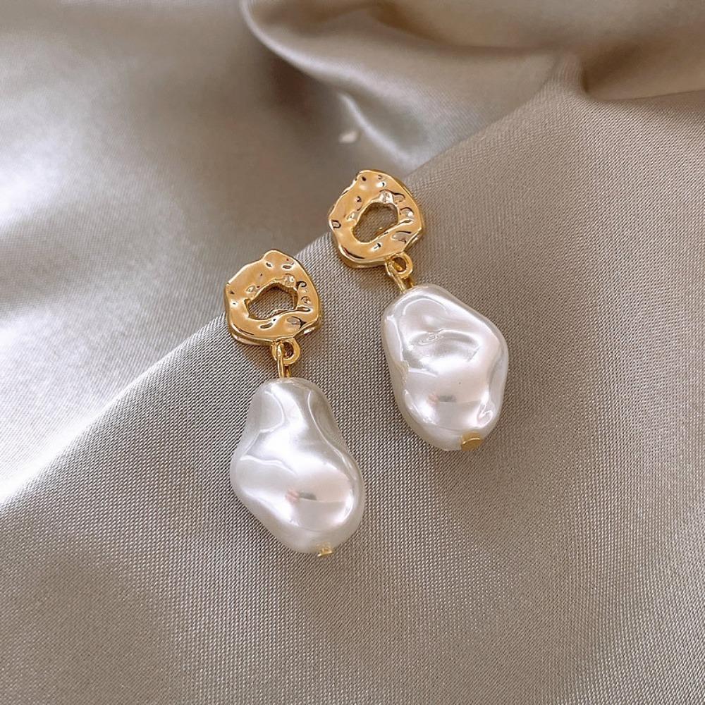 Fashion Simple Baroque Gold Color Irregular Imitation Pearl Dangle Earrings for Women Classic Valentine's Day Daily Wear Jewelry