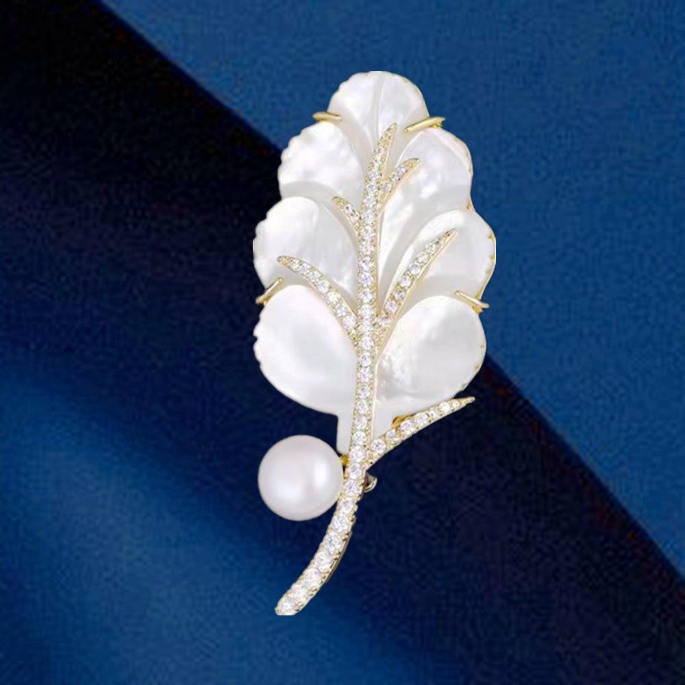

Golden Jade Leaf Seashell Brooch - Luxury Women s Accessory in a Versatile Style.