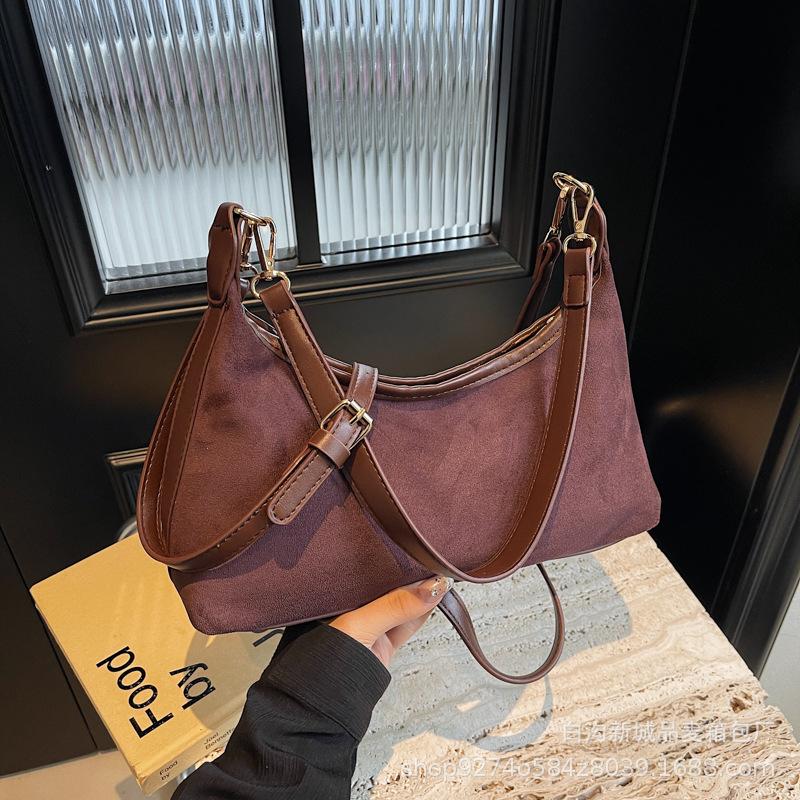 

Manufacturer suede fashion soft surface small bag women 2025 new high-end texture versatile messenger dumpling bag темно-коричневого кольору