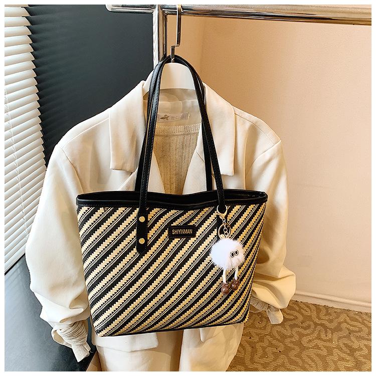 

Bag spring and summer women s high-end sense large-capacity versatile niche striped portable shoulder bag чорний